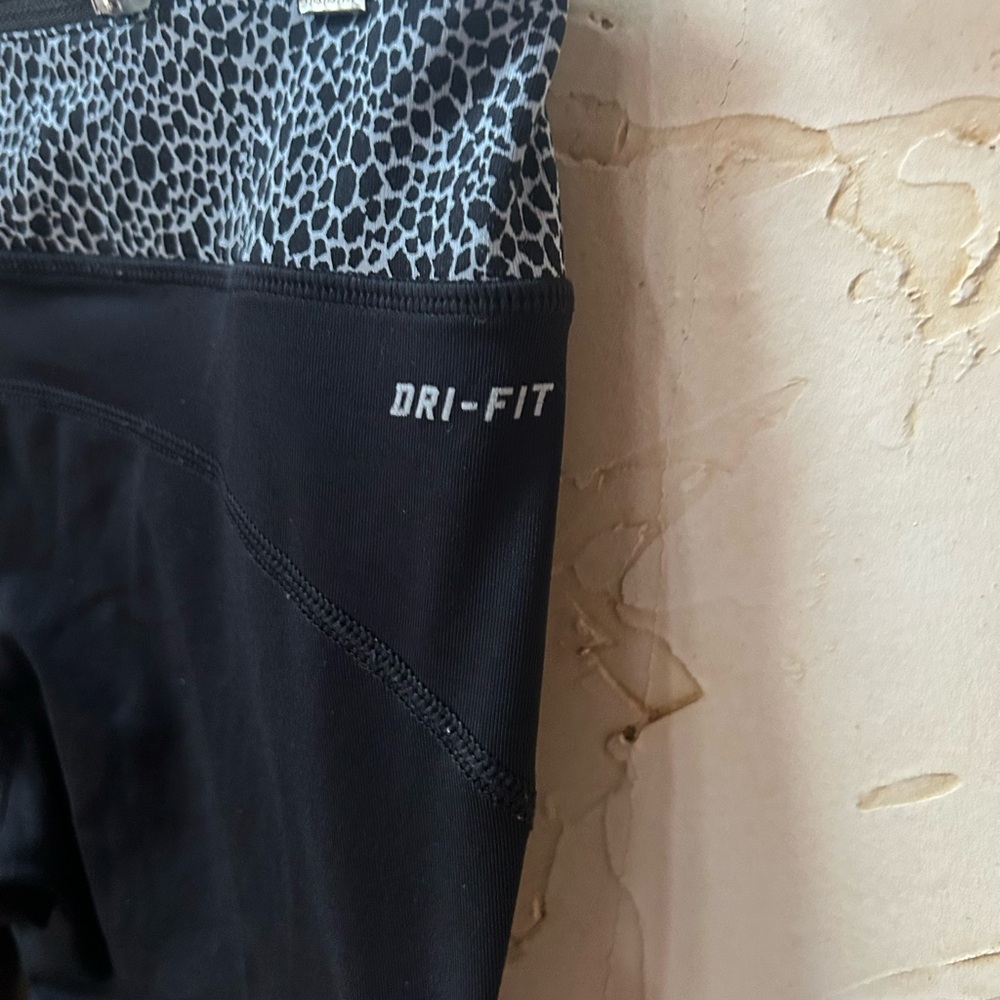 Nike Dri-FIT Capri Leggings Black Reflective Running S EUC Animal Print - Picture 5 of 10